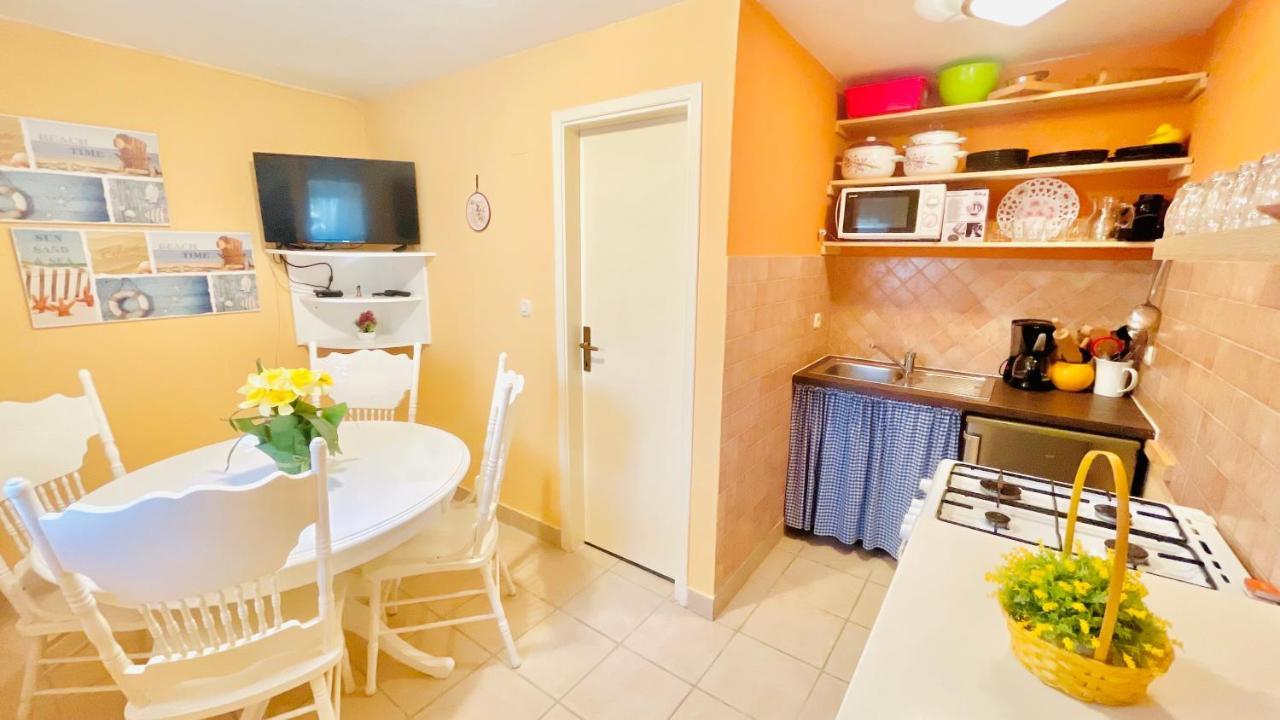 Colorful And Happy Apartment Sukosan - With Parking Eksteriør bilde
